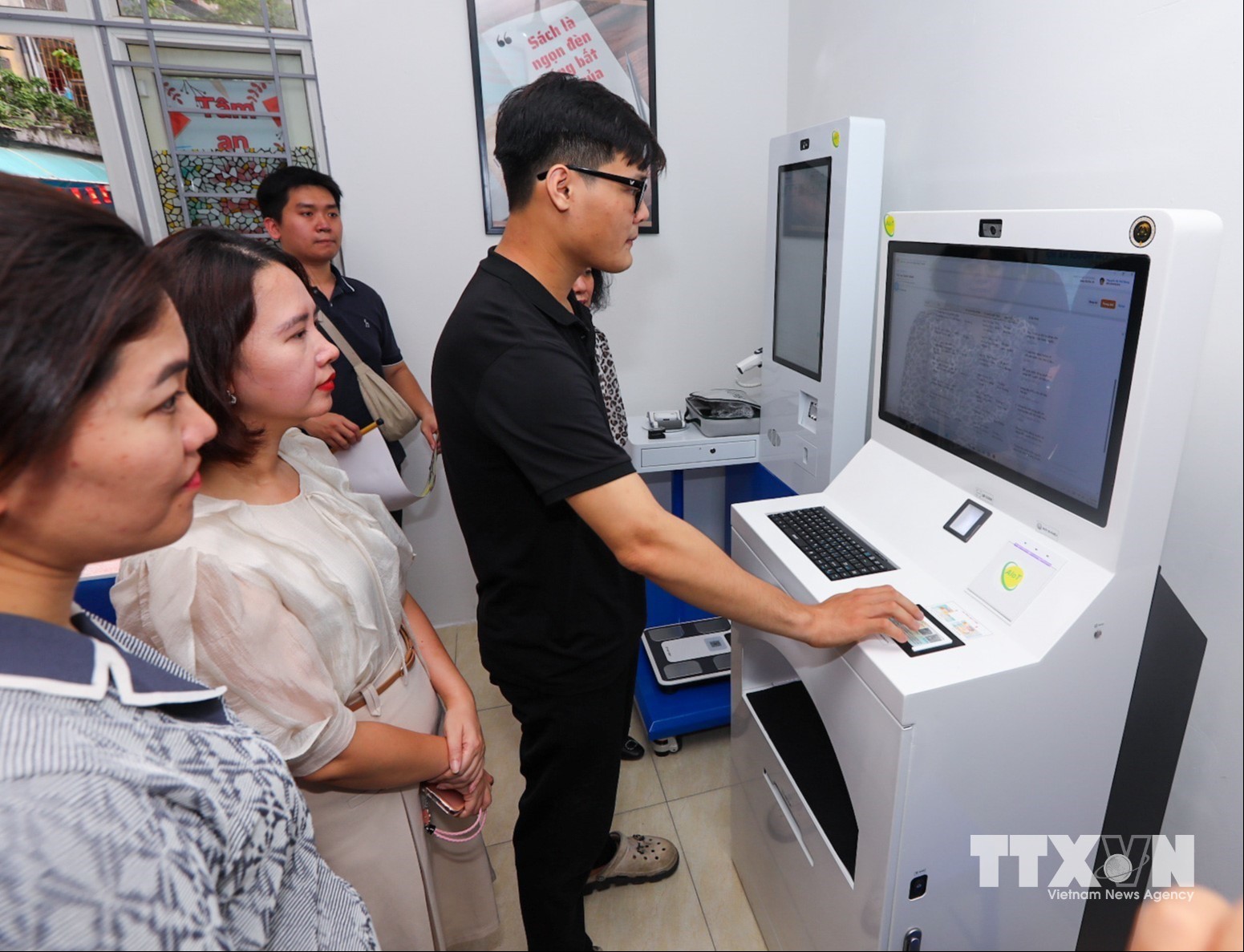 Người dân tra cứu thông tin trên cổng dịch vụ hành chính công tại Nhà văn hoá tổ dân phố số 4, phường Giảng Võ. (Ảnh: Khánh Hoà/TTXVN)